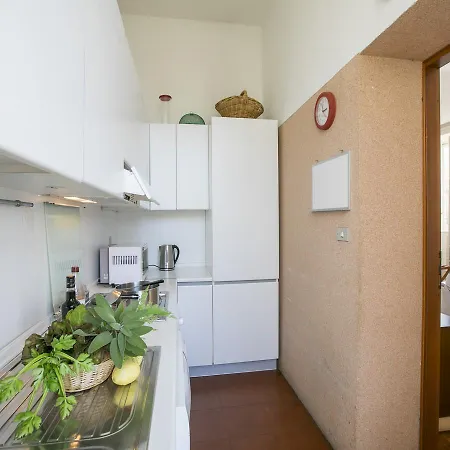 Bertoni Apt. 06